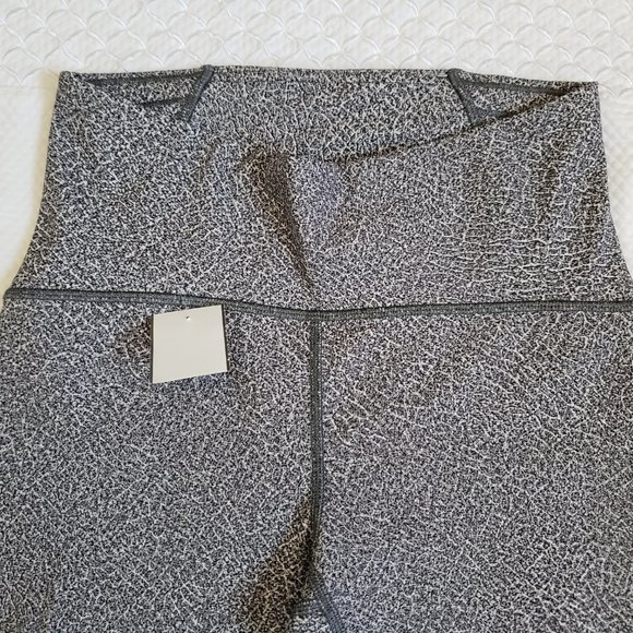 Lululemon Train Times Crop (17") Legging Fractal Alpine White Black / Black Sz 6 - Picture 2 of 9